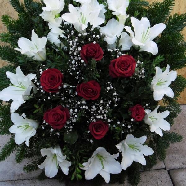 Fehér liliomkör vörös rózsával álló koszorú
