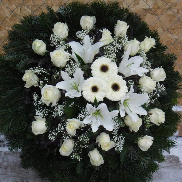 Fehér álló többféle virágból koszorú