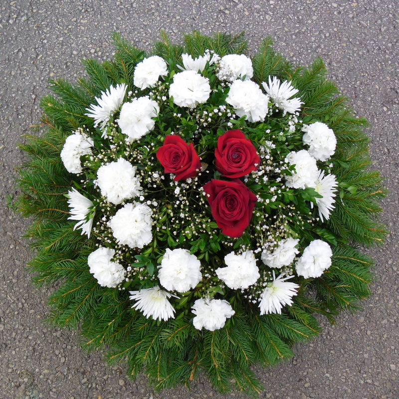 Koszorú - Fehér domb három vörös rózsával