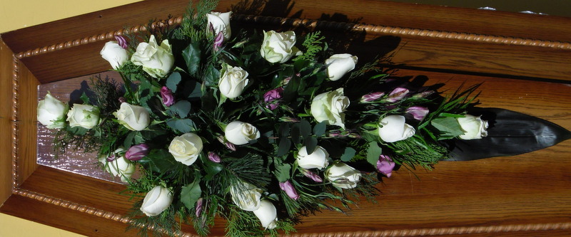 Koszorú - Tűzött fehér rózsás koporsódísz