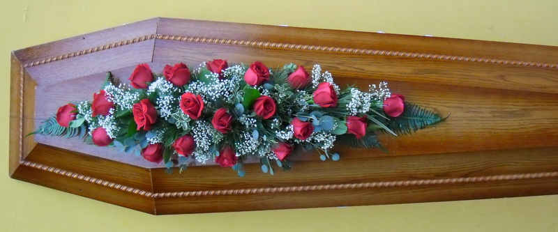 Koszorú - Vörös  rózsás tűzött nagy koporsódísz rezgővel