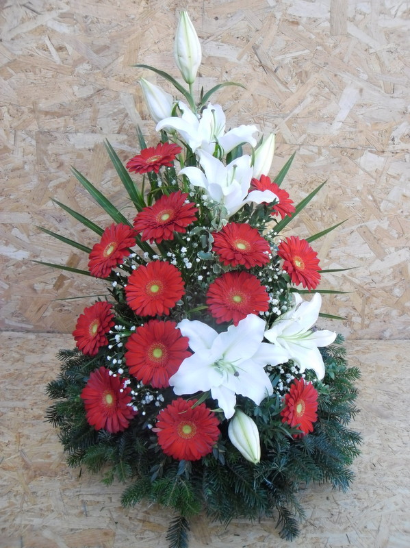 Koszorú - Piros gerberás dekoratív tűzött koszorú fehér lili