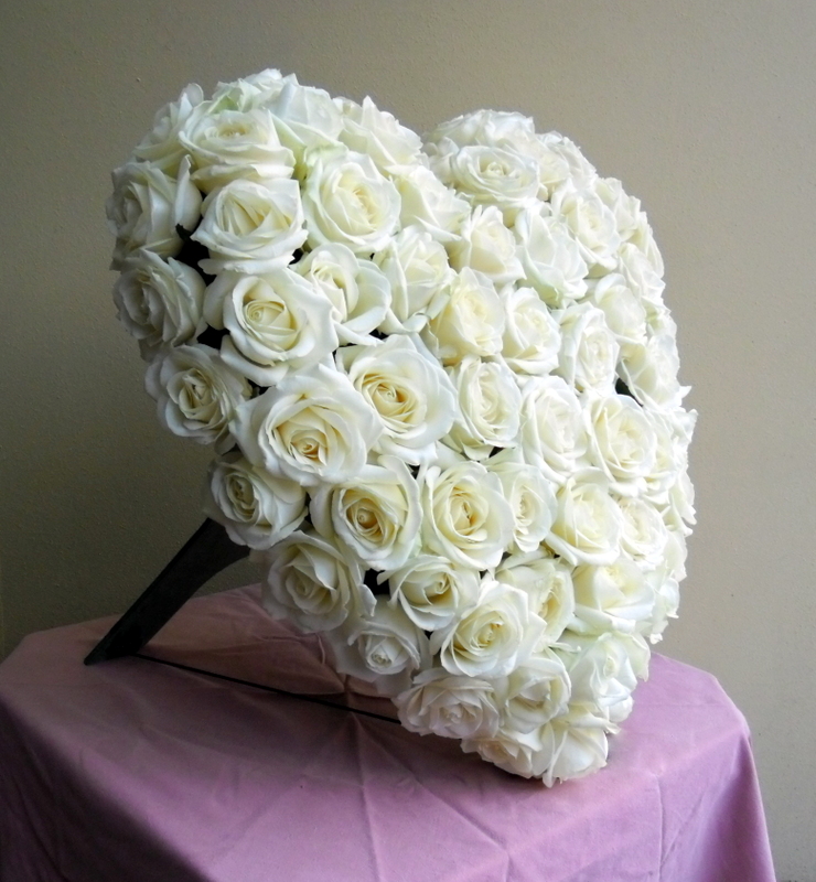 Koszorú - Fehér rózsás nagy álló tűzött szív