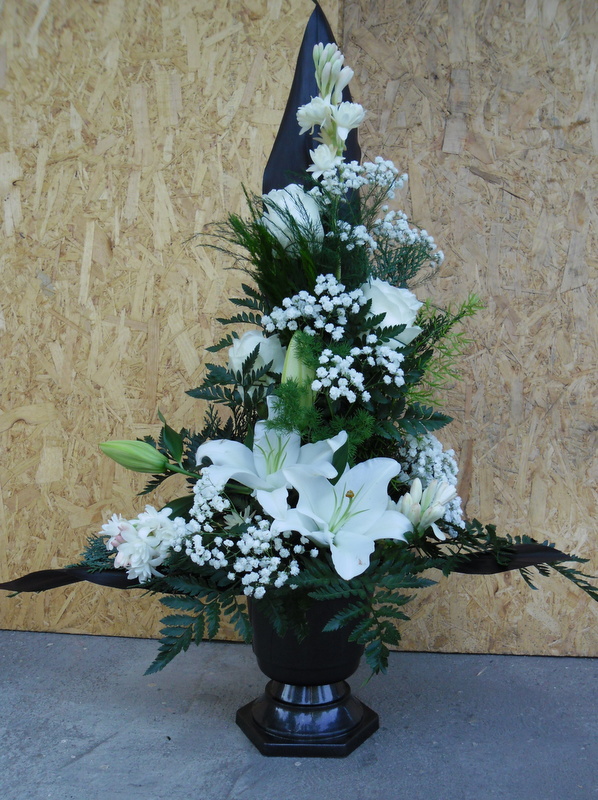 Koszorú - Bedíszített kegyeleti vázadísz fehér virágokból 