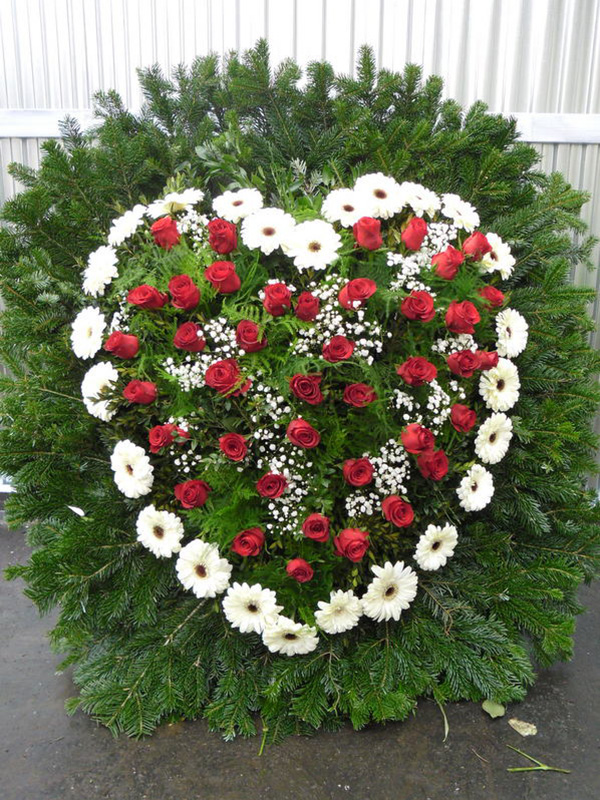 Fehér gerbera szív vörös rózsa óriás álló koszorú