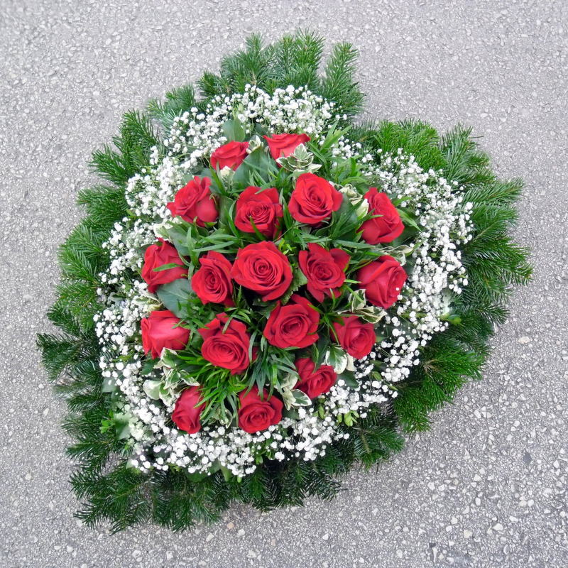 Koszorú - Szív domb vörös rózsa és rezgő