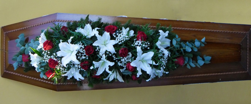 Koszorú - Vörös rózsás és fehér liliomos nagy koporsódísz 