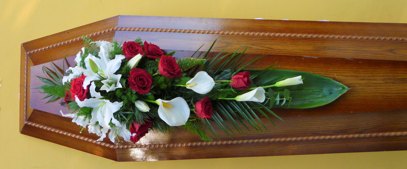 Koszorú - Vörös rózsás tűzött koporsódísz fehér kálával és l
