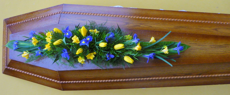 Koszorú - Tűzött íriszes koporsódísz vegyes sárga virágokkal