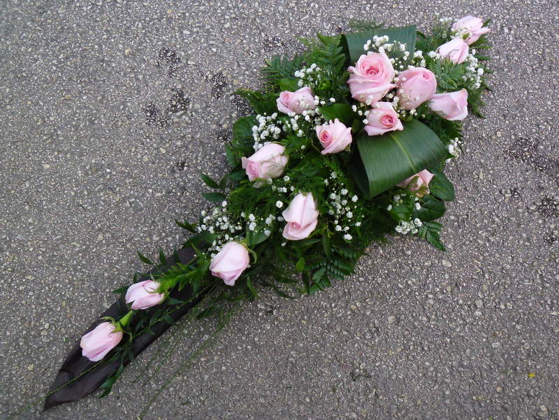 Koszorú - Rózsaszín rózsa tűzött sírcsokor