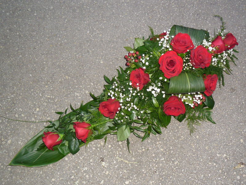 Koszorú - Vörös rózsa tűzött sírcsokor