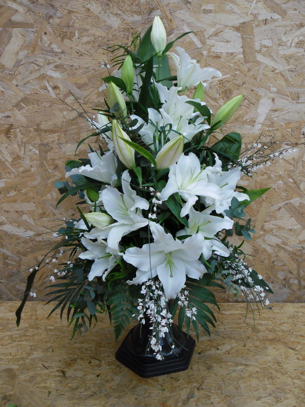 Fehér liliomos vázadísz koszorú