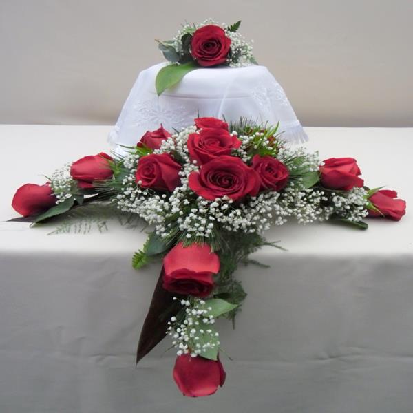 Koszorú - Vörös rózsás leomló urnadísz urnatetődisszel